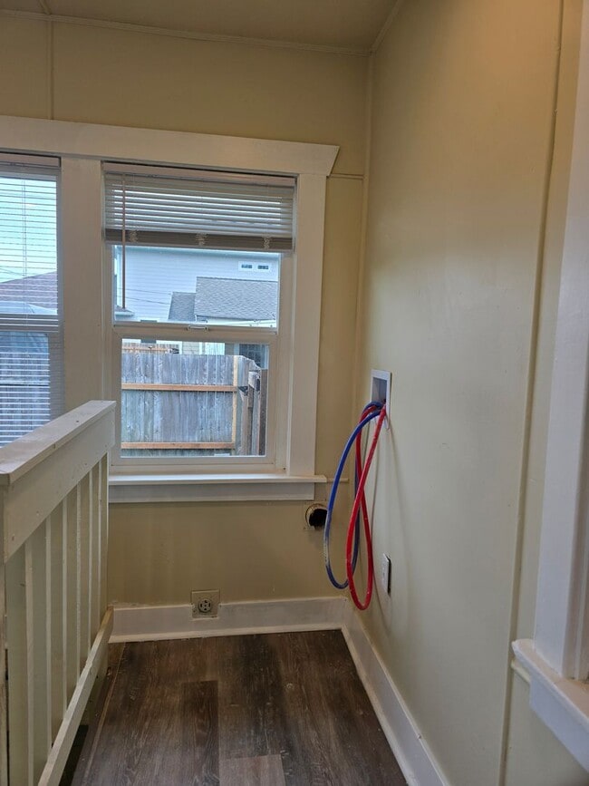 Building Photo - Alder Duplex