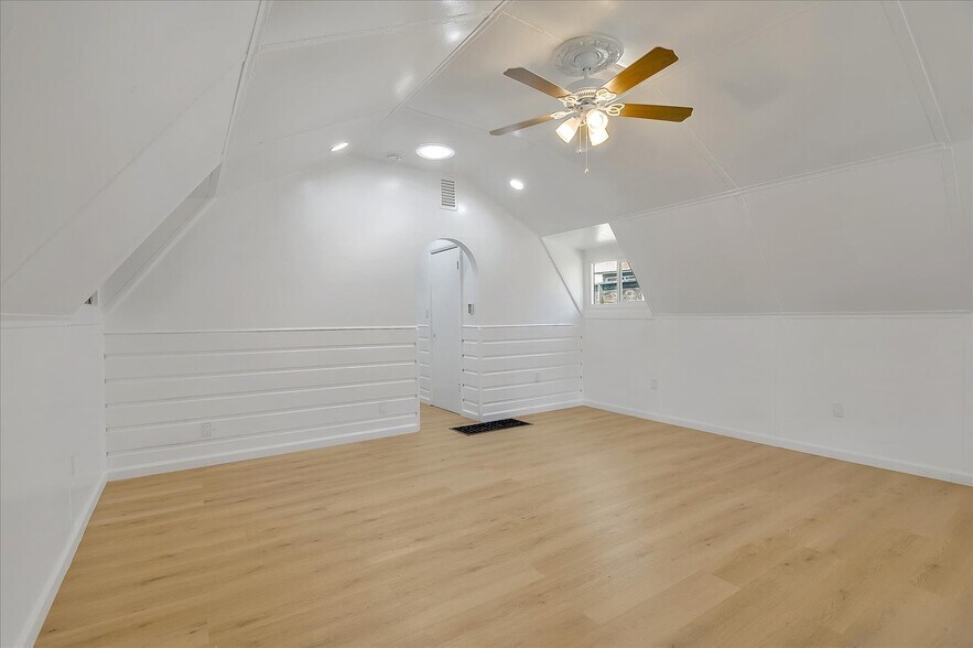 Building Photo - 3207 W 112th St