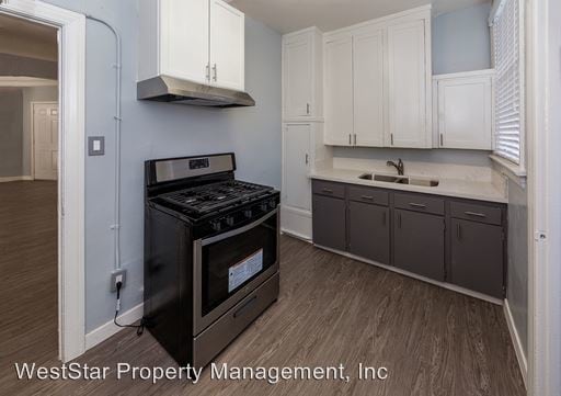 Building Photo - 1735 E 10th St