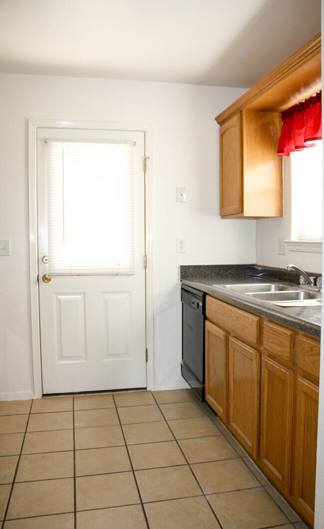 Building Photo - PRICED TO RENT QUICKLY !! OPEN HOUSE FRIDAY 1PM - 1:30PM 10/14/2022