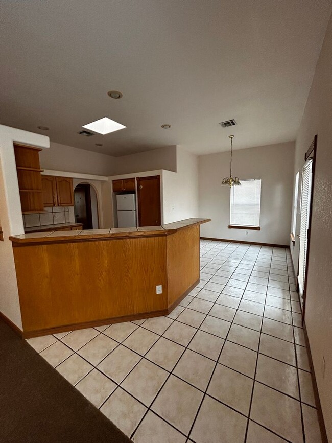 Building Photo - ** Move in Special $400.00 off First Month...