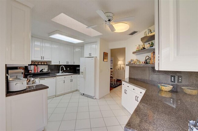 Building Photo - 5051 Pine Dr