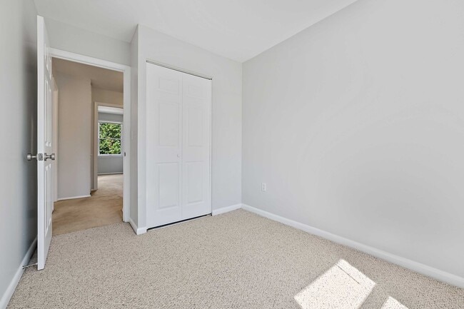 Building Photo - Ready Now! 3 bedroom Townhouse in Annapolis!