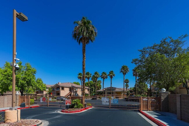 Building Photo - 2 Bed Condo Centrally Located