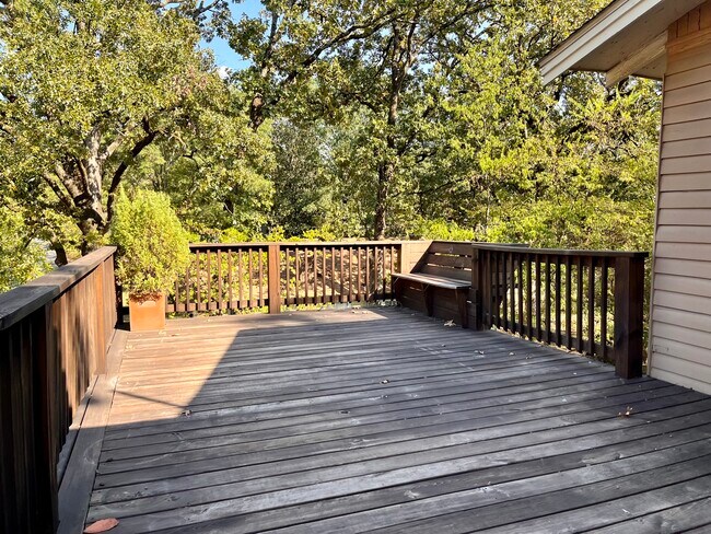 Building Photo - 423 N Van Buren St