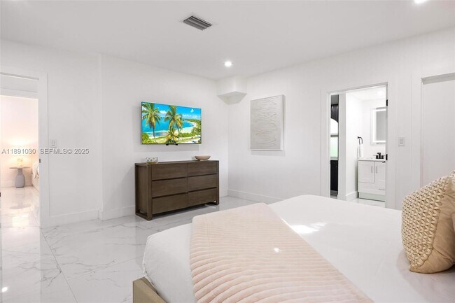 Building Photo - 1651 SW 13th Ave