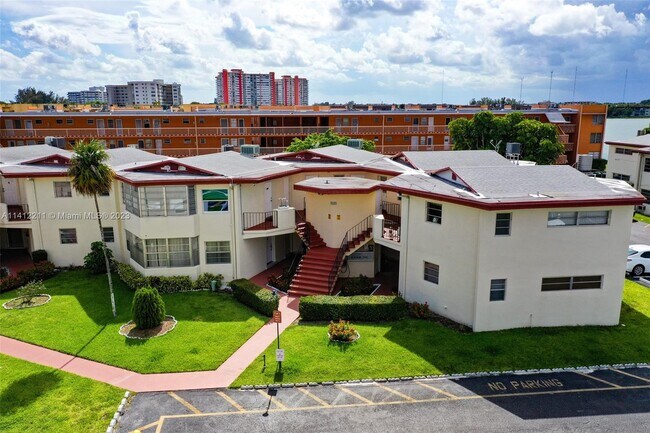 Building Photo - 1611 NE Miami Gardens Dr