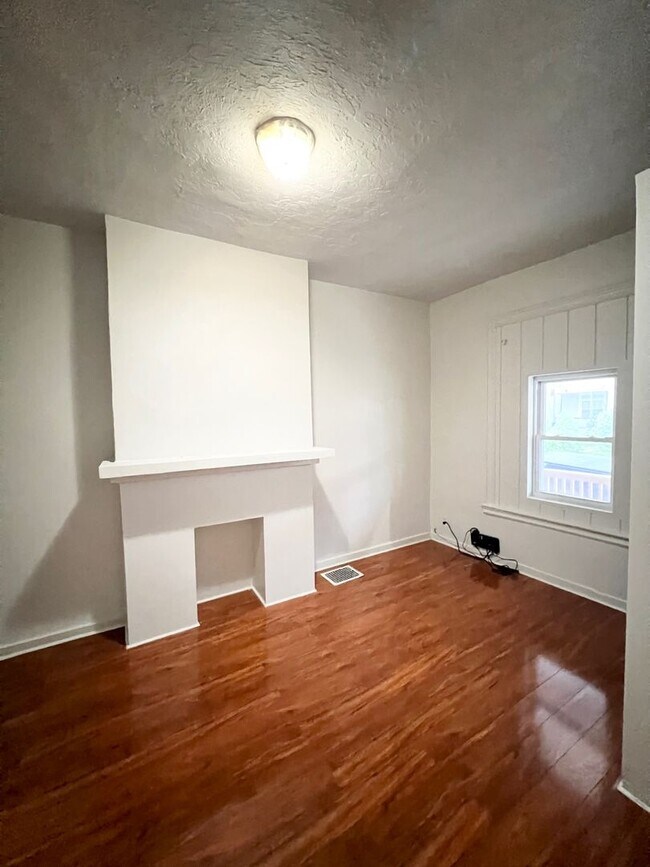 Building Photo - Spacious 3 or 4 Bedroom 2 Bathroom Available in Oakland, Modern Updates and Great Front Porch and...