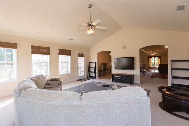 Building Photo - Spectacular 3 Bedroom 2 Bath House in Ocon...