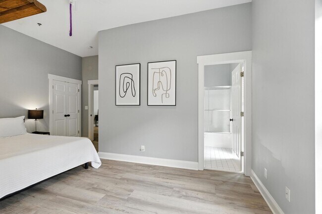 Building Photo - North Thomas 472-492