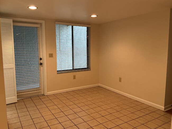 Building Photo - Lakeview Condo Coming Soon | Directly Across from Lake Hollingsworth