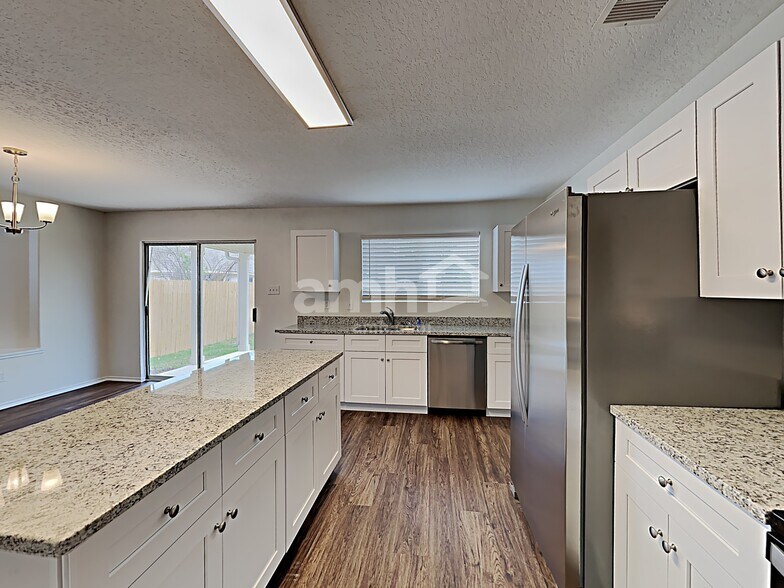 Building Photo - 9210 Laguna Falls