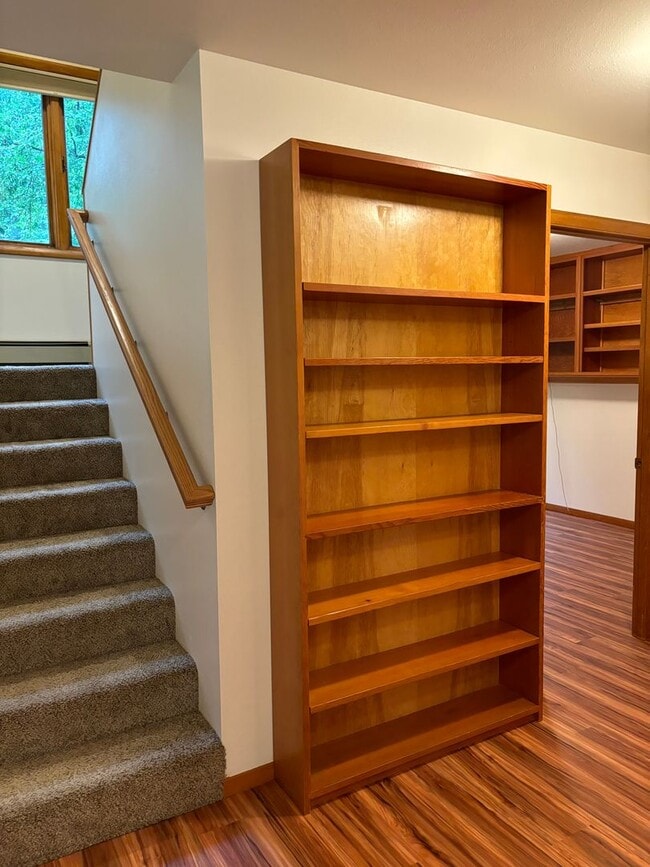 Building Photo - Available NOW Home in the Hills 3 Bed/1.25...