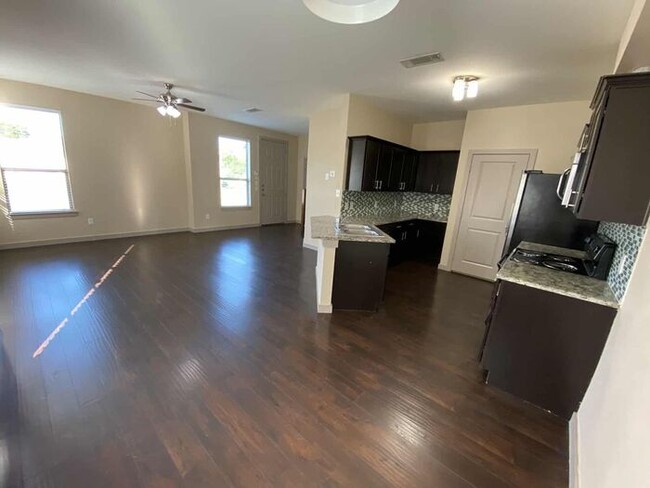 Building Photo - Beautiful Townhome For Rent In Hurst!