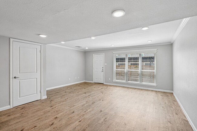 Building Photo - $599 first month's rent!