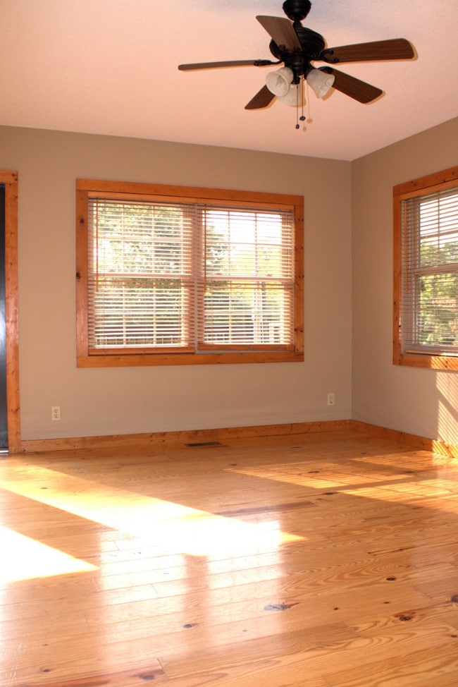 Building Photo - 3 Bedroom 2 bathroom with bonus room log cabin