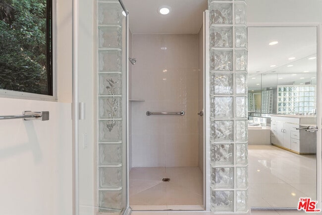 Building Photo - 811 N Hillcrest Rd