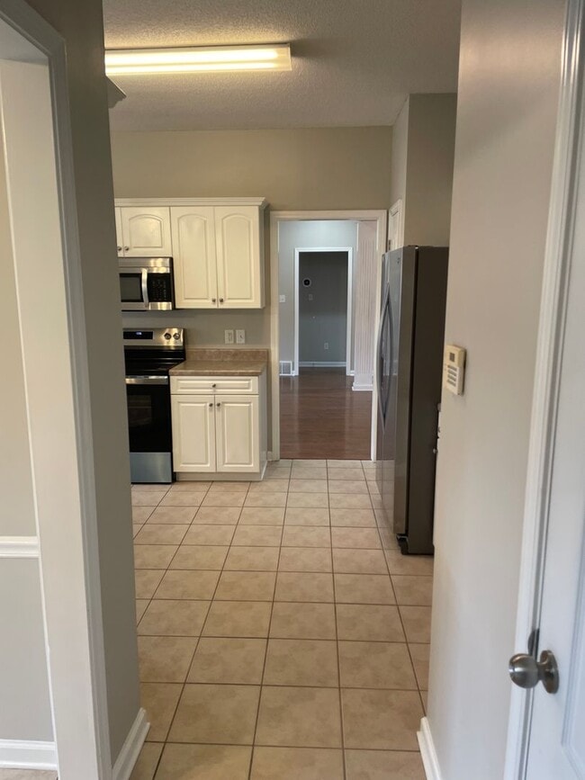 Building Photo - 4BR w/ Fenced Backyard + Garage in Lakeland