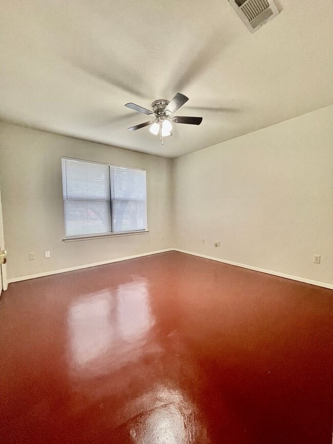 Building Photo - Eclectic 3 Bedroom, 2 Bathroom Home - 2 Car Garage - Fenced Yard and More!