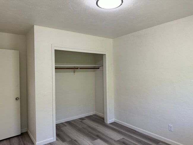 Building Photo - Fully updated 2 bed 1 bath single story duplex in a great location!