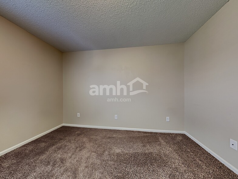 Building Photo - 105 Walton Pl