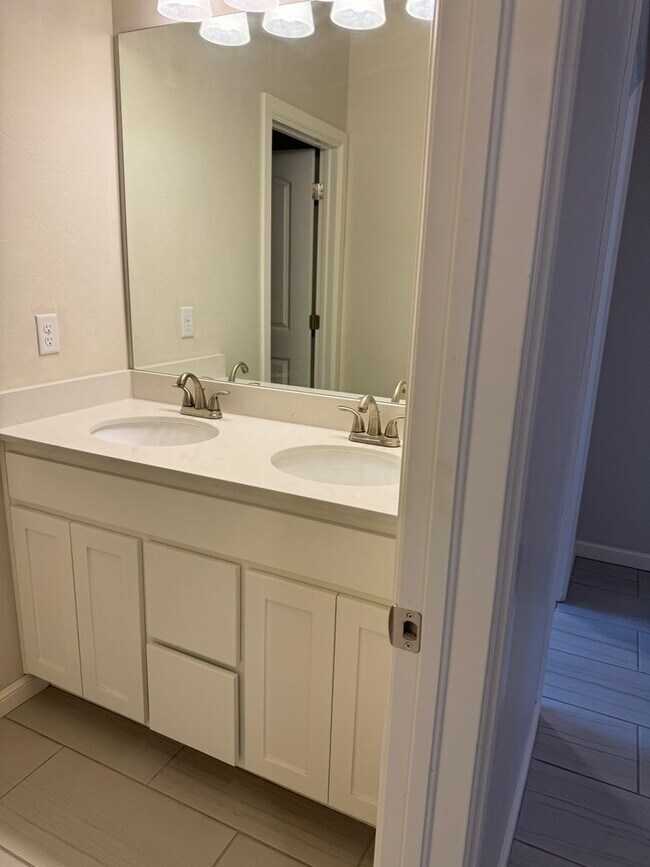 Building Photo - 3 Bed 2 bath with an office in The Enclave