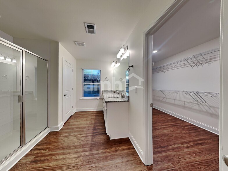 Building Photo - 2060 Brook Enclave Trail