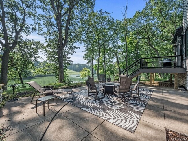 Building Photo - 3511 Lakecrest Dr