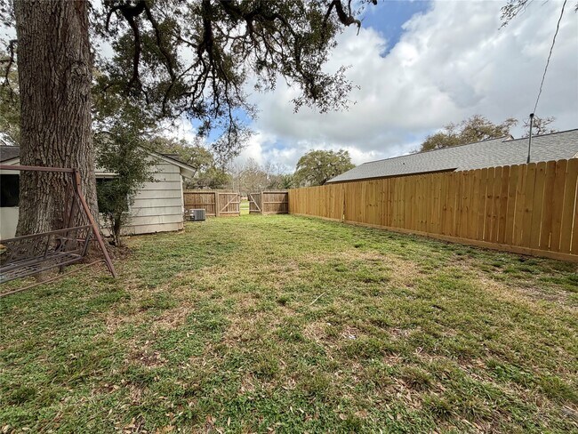 Building Photo - 403 Oak Dr