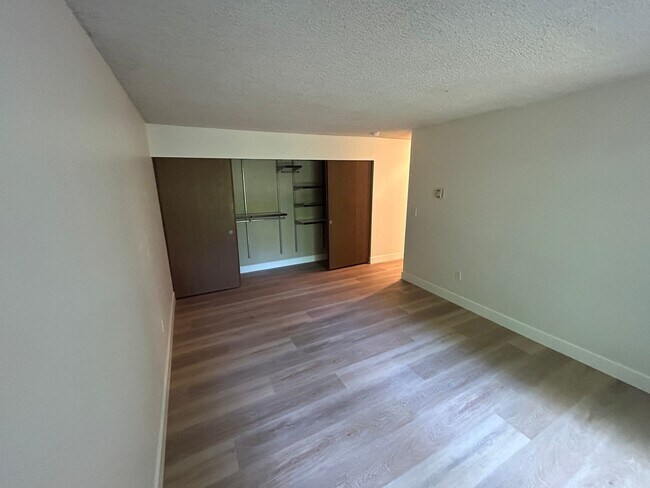 Building Photo - 3 Bed, 1.75 bath Condo w/2 parking spots i...