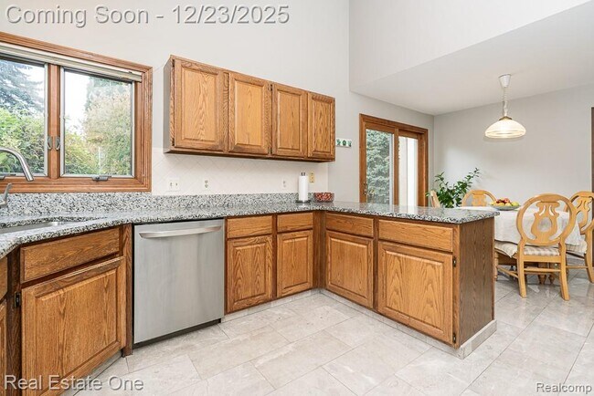 Building Photo - 1574 Devonshire Dr