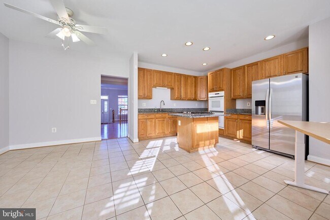 Building Photo - 685 Springhouse Square SE