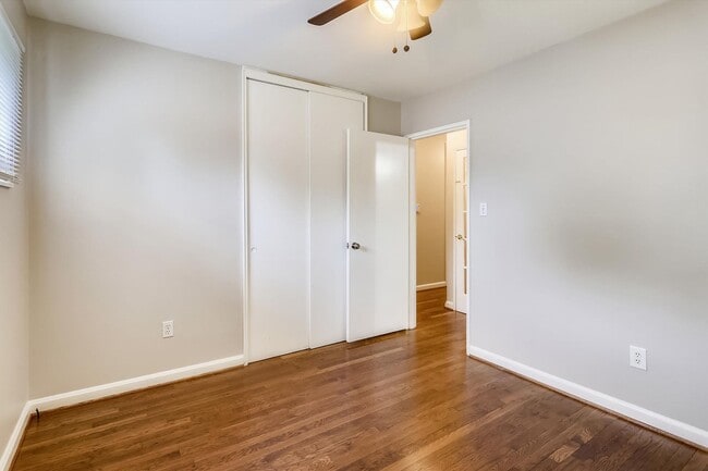 Building Photo - Updated and Ready for Move In