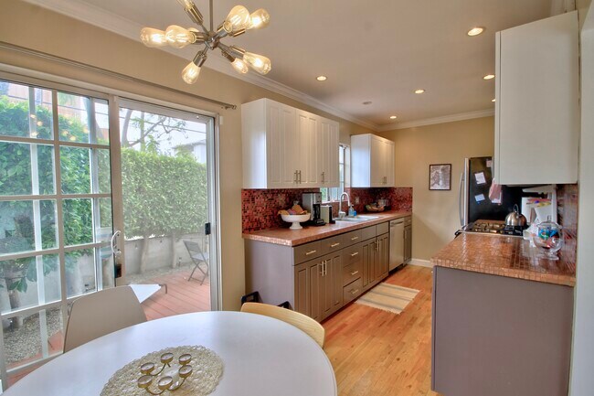 Building Photo - 631 Pacific St