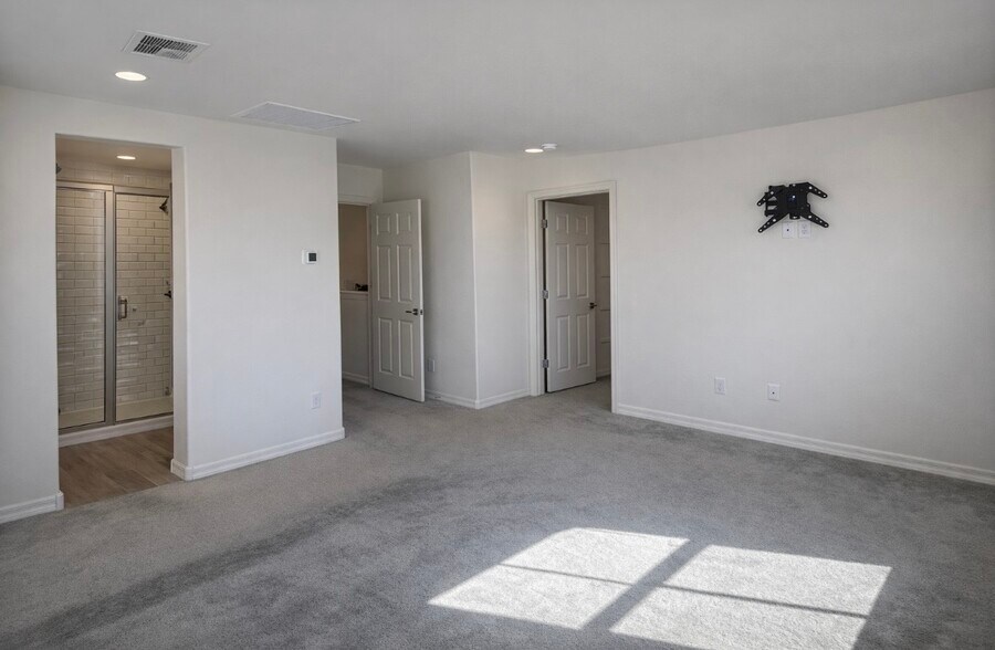 Building Photo - 8337 E Irwin Ave