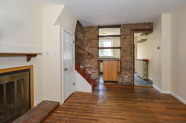 Building Photo - Gorgeous 3-Bedroom Townhouse in Washington Square West! Available mid-July!