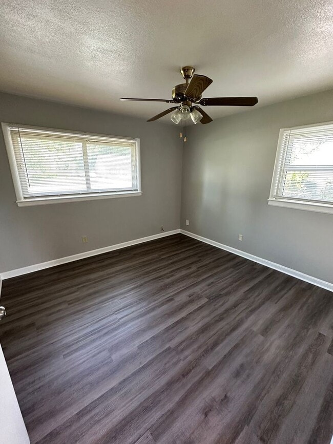 Building Photo - House for rent: Four bedroom,One bath, sto...