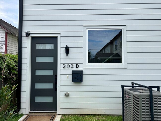 Building Photo - 203 Danna Ln
