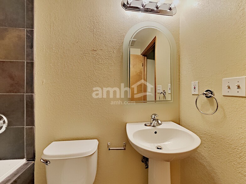 Building Photo - 13373 Mariposa Ct