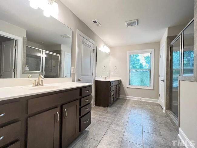 Building Photo - Beautiful 3 Bedroom with Sunroom Townhome in Cary