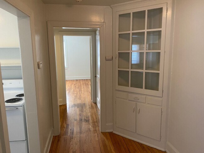 Building Photo - Adorable 1 Bedroom Duplex in Watts-Hillandale