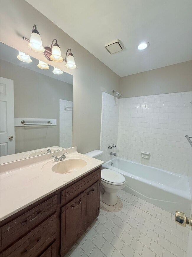 Building Photo - 2 bedroom townhome in Oakwood, GA