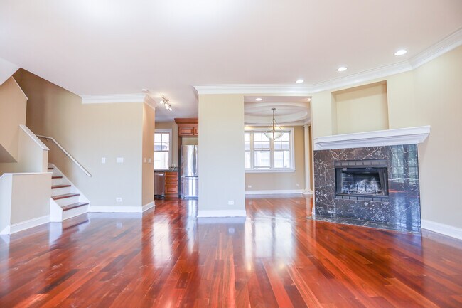 Building Photo - 4321 W Peterson Ave