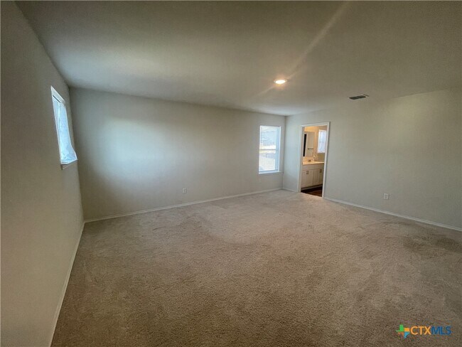 Building Photo - 457 Lynwood Gold
