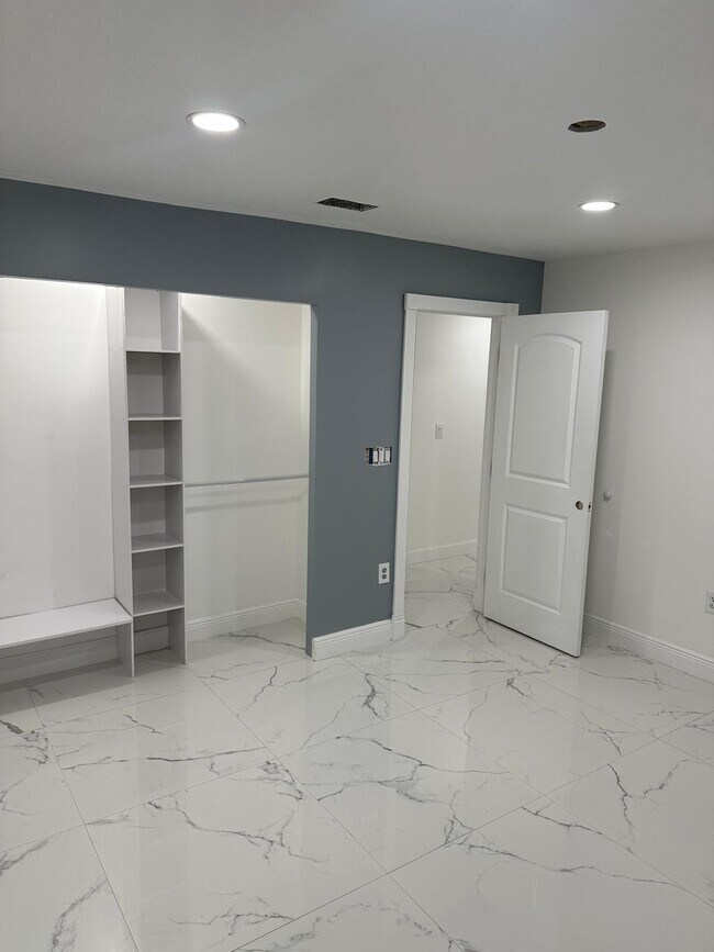 Building Photo - 935 34th Ave