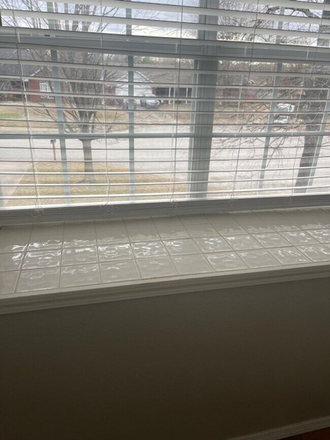 Building Photo - BEAUTIFUL HOME IN GREAT LOCATION! EASY ACCESS TO I-49!