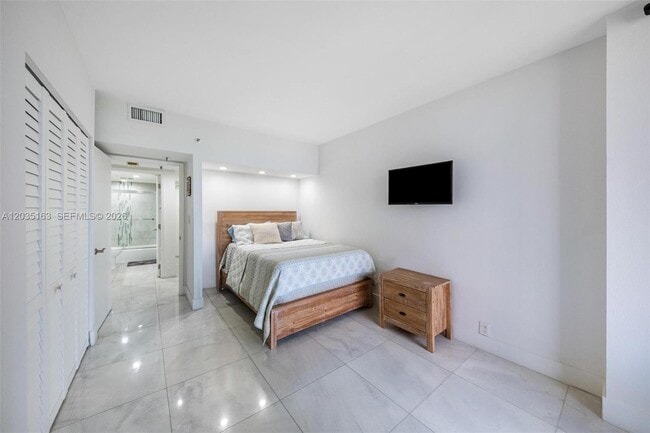 Building Photo - 520 Brickell Key Dr