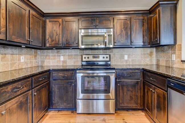 Building Photo - Beautiful 3-bedroom, 2-bath home in Republic with a 2-car garage.