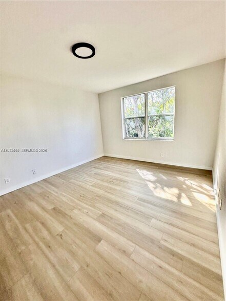 Building Photo - 4946 SW 38th Way