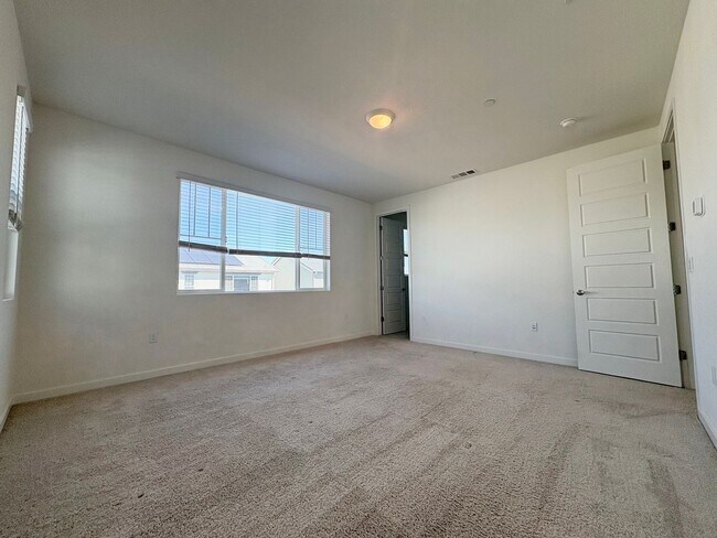 Building Photo - Beautiful 4 Bedroom 3 Full bath House with Solar in Gated Antioch Community